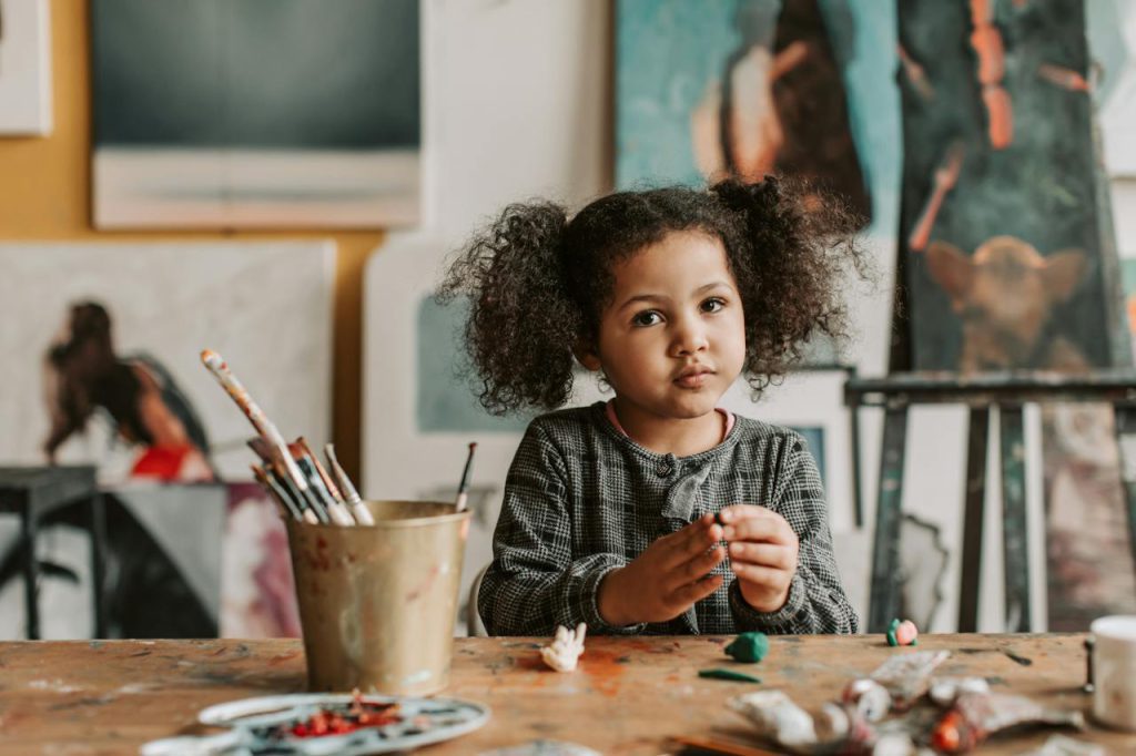 jak usunąć plastelinę z włosów